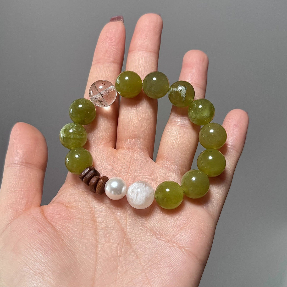 Pulseira de Jade Xiuyan com Pérola e Sândalo