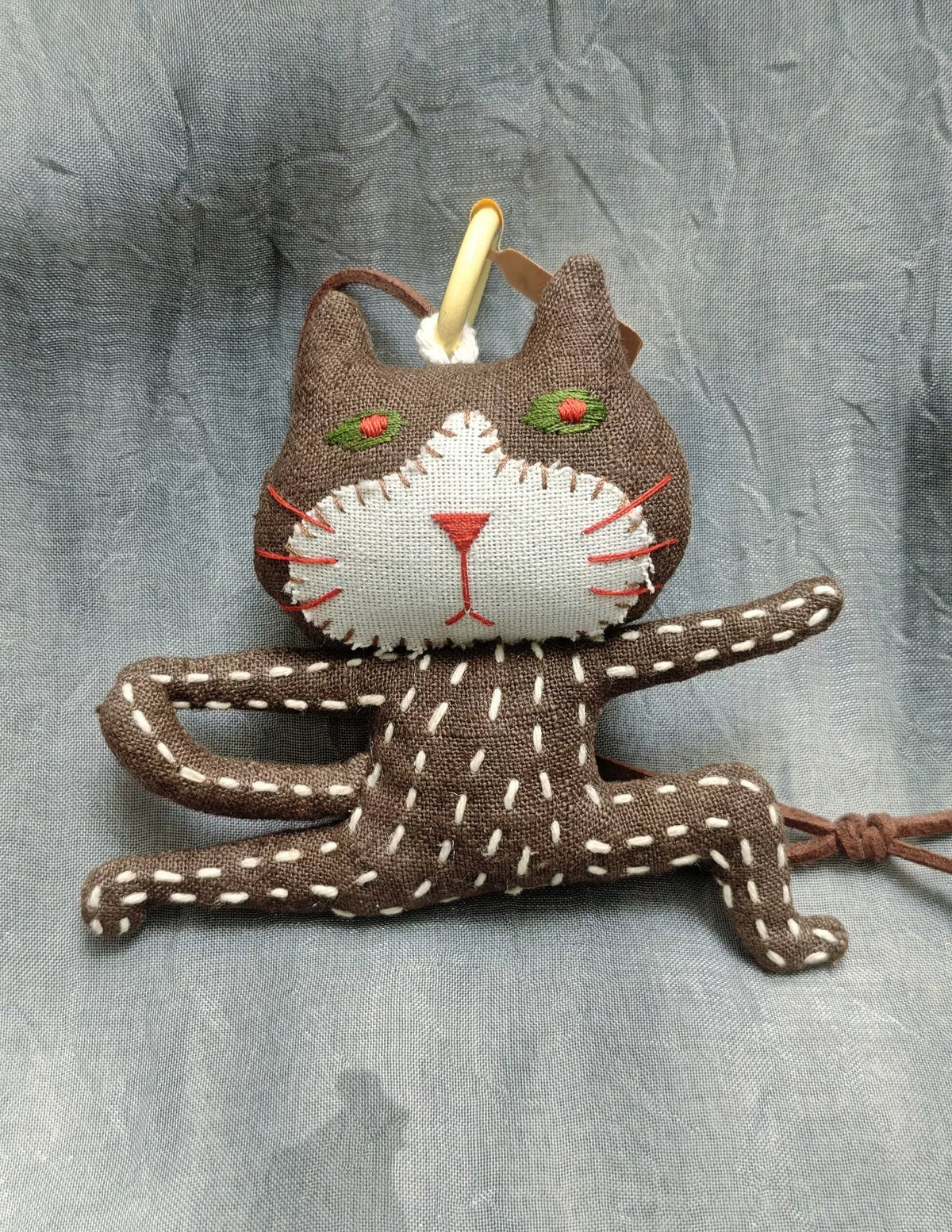 Handgefertigter Stoff-Kung-Fu-Katzen-Anhänger