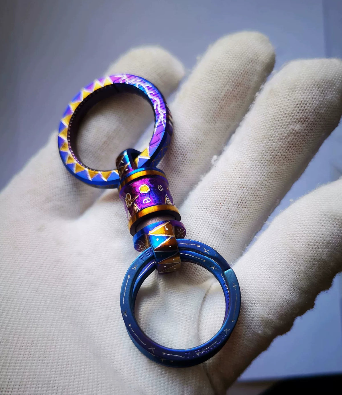 Titan-Fidget-Schlüsselanhänger mit irisierender anodisierter Himmelsgravur