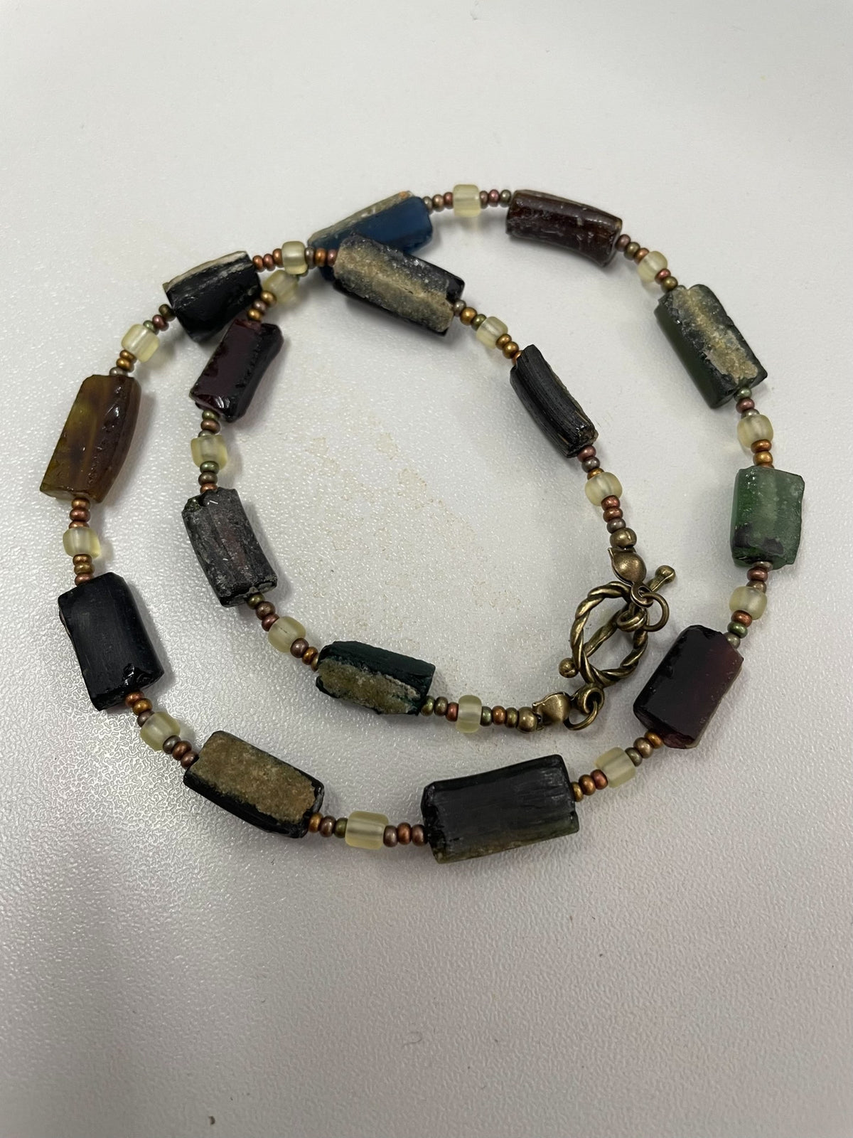 Collier de perles en verre romain antique