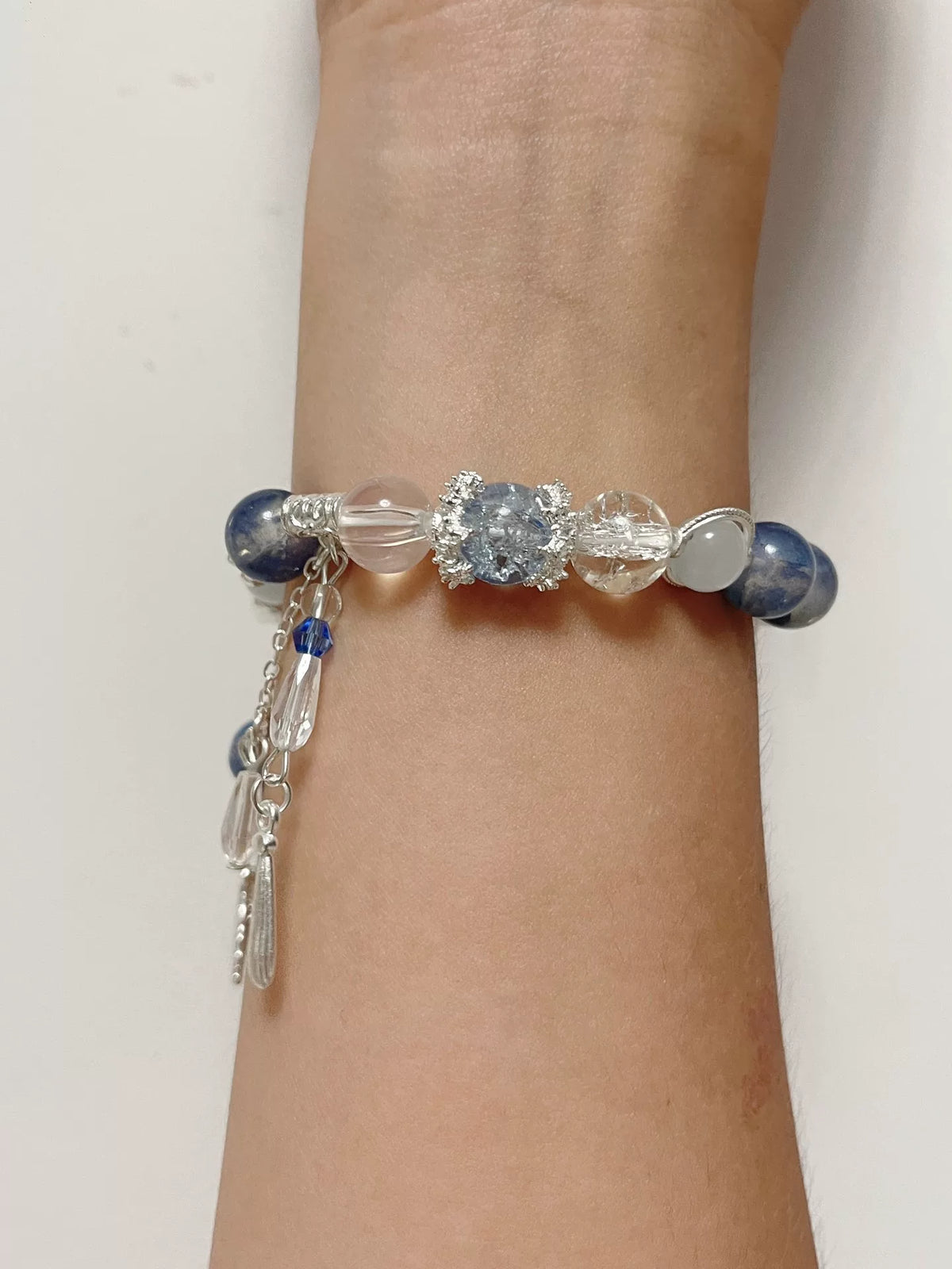 Pulseira de Contas com Pingente de Raposa Prateado Azul e Branco