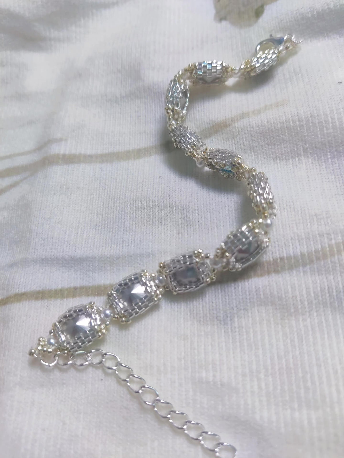 Blålila armband med fyrkantiga kristaller