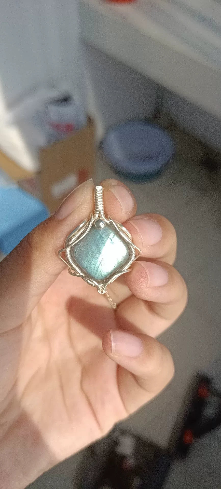 Halsband med diamantformad labradorit och trådlindning