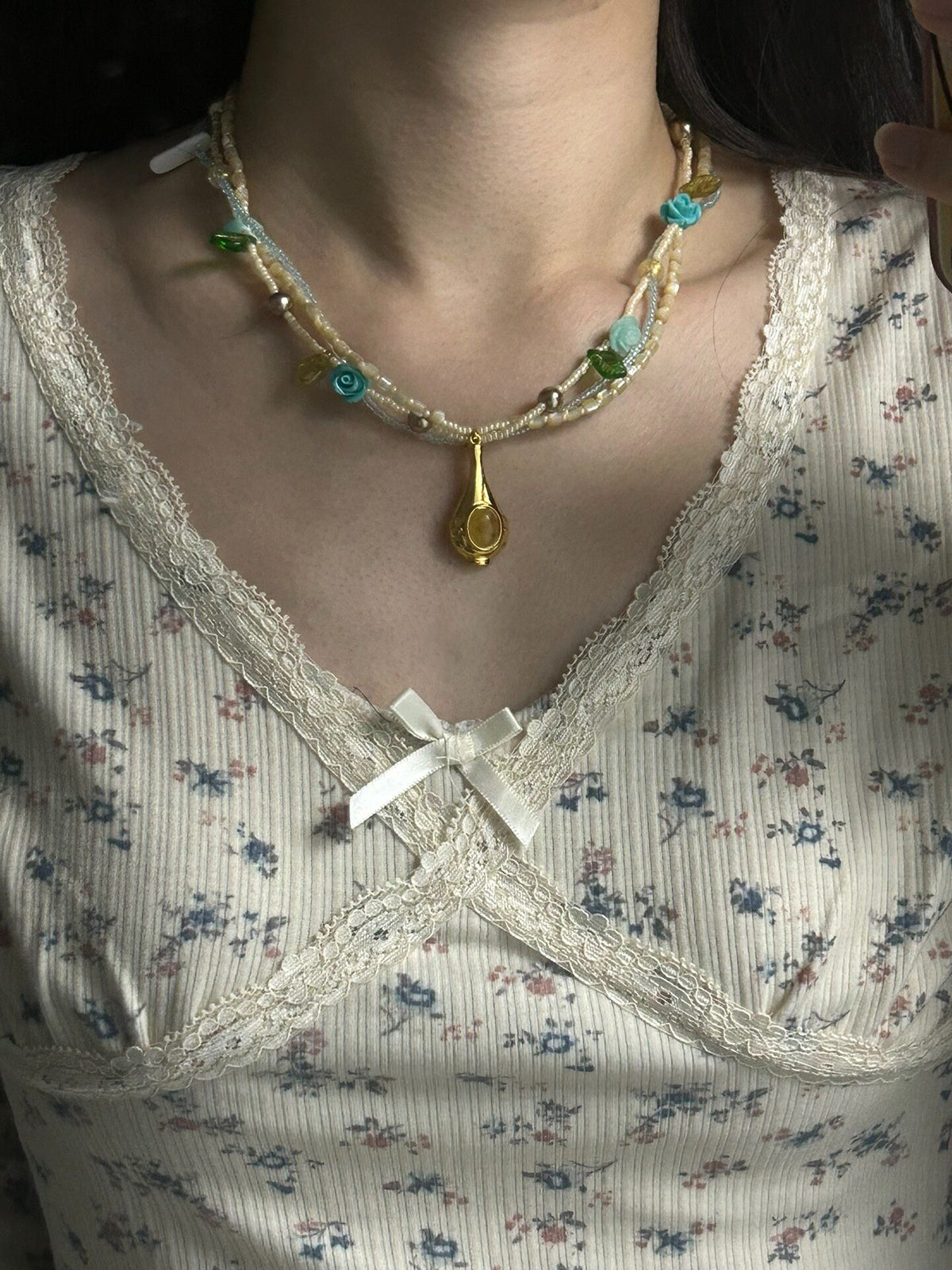 Collana Multistrato con Perline Ceche e Pendente Vaso Smaltato