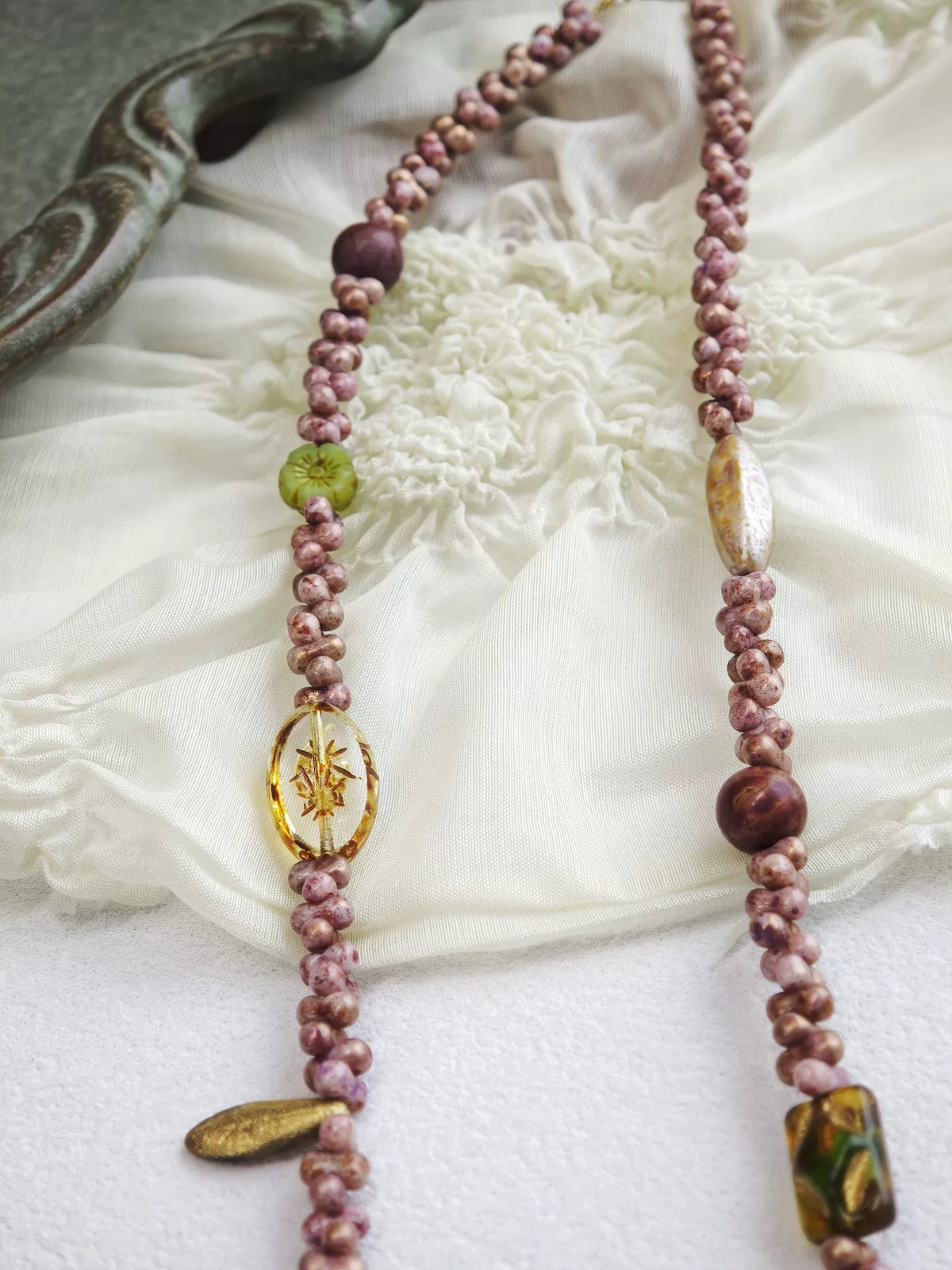 Handgjort halsband med rosa katthänge i tjeckiskt glas