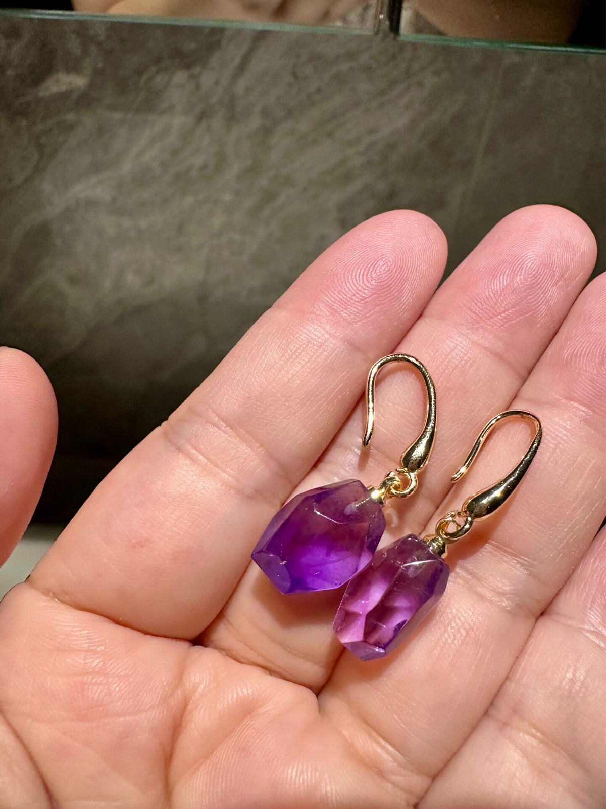 Natürliche facettierte Amethyst-Ohrhänger