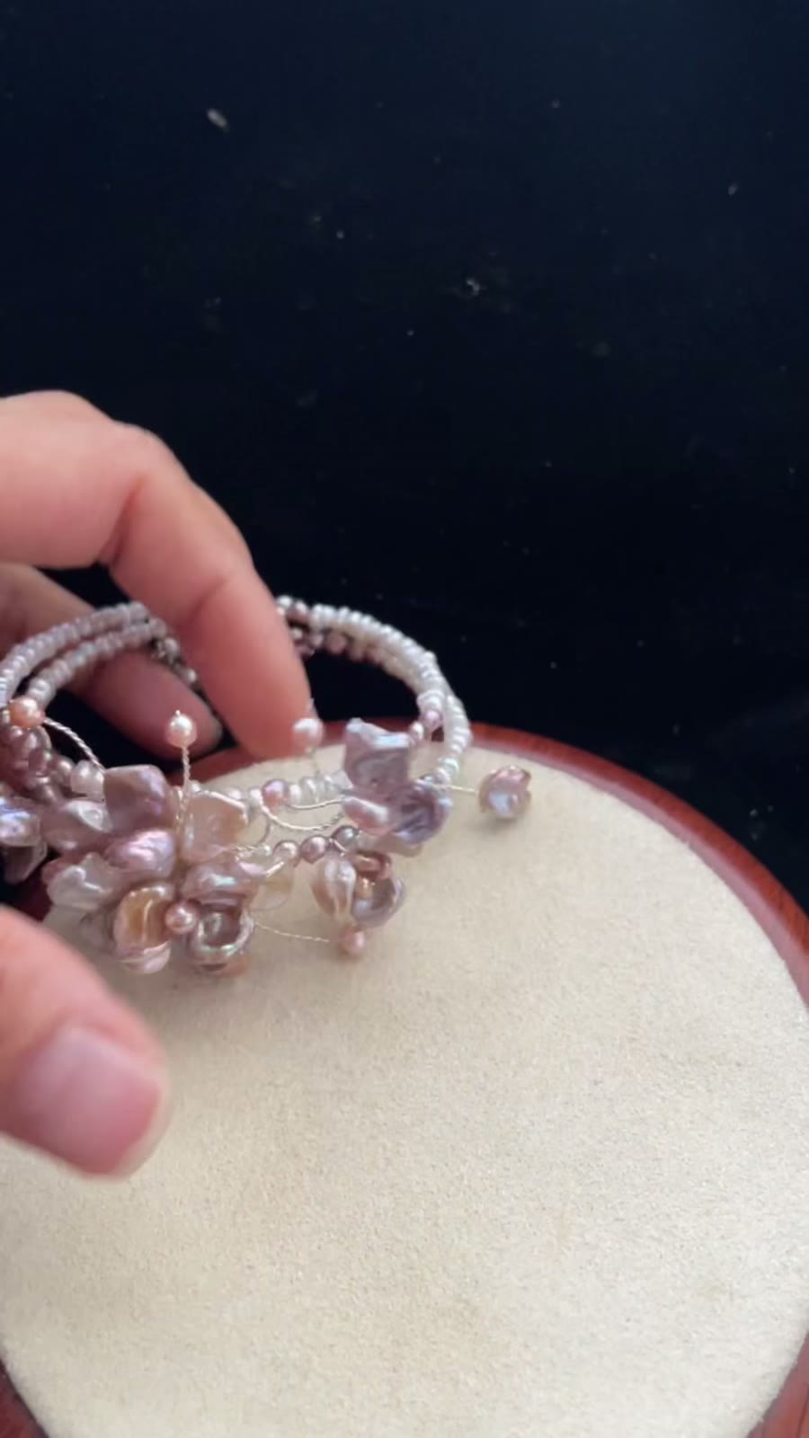 Bracciale con perle naturali barocche, fiori e farfalla