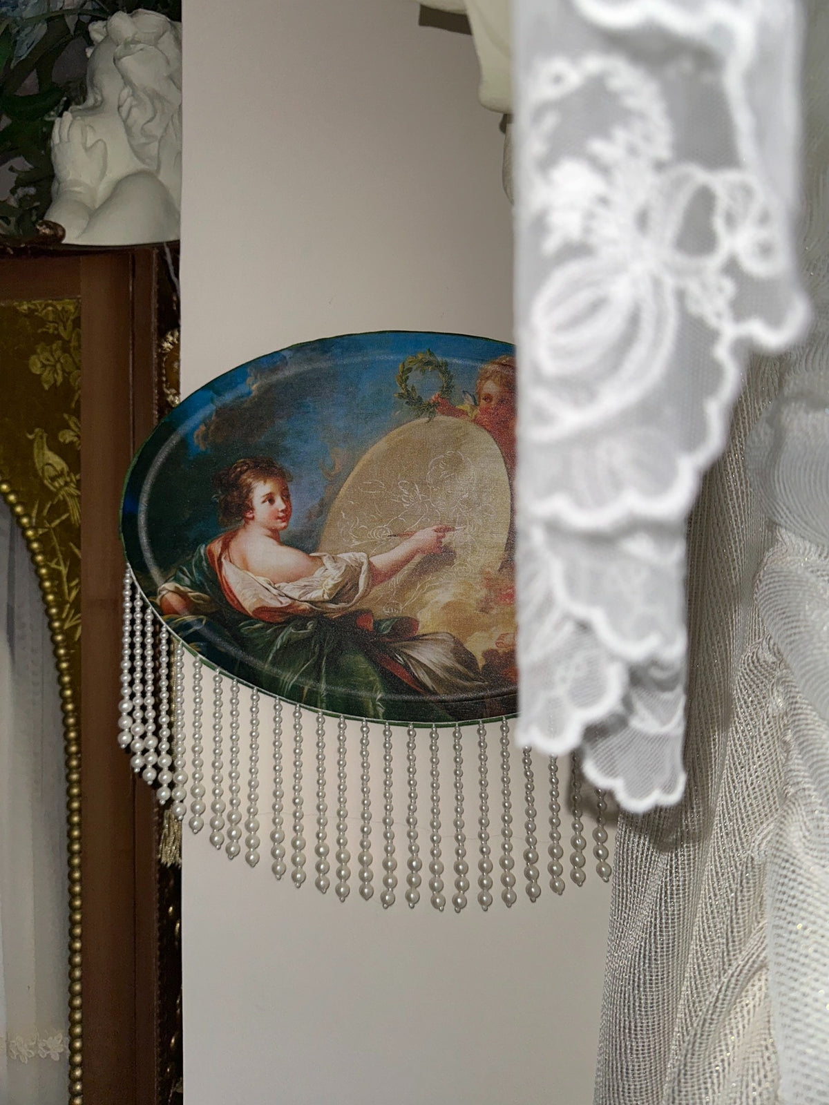 Prato de Parede de Madeira Vintage Francês com Franja de Pérolas
