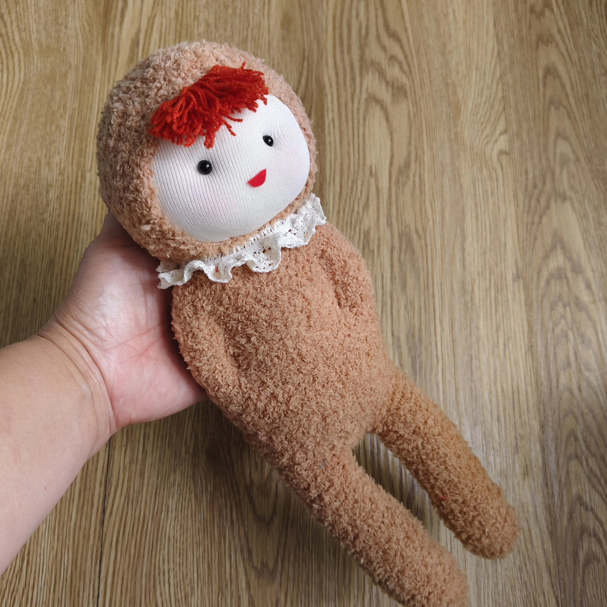 Handgefertigte Sockenpuppe Mädchen mit Spitzenkragen