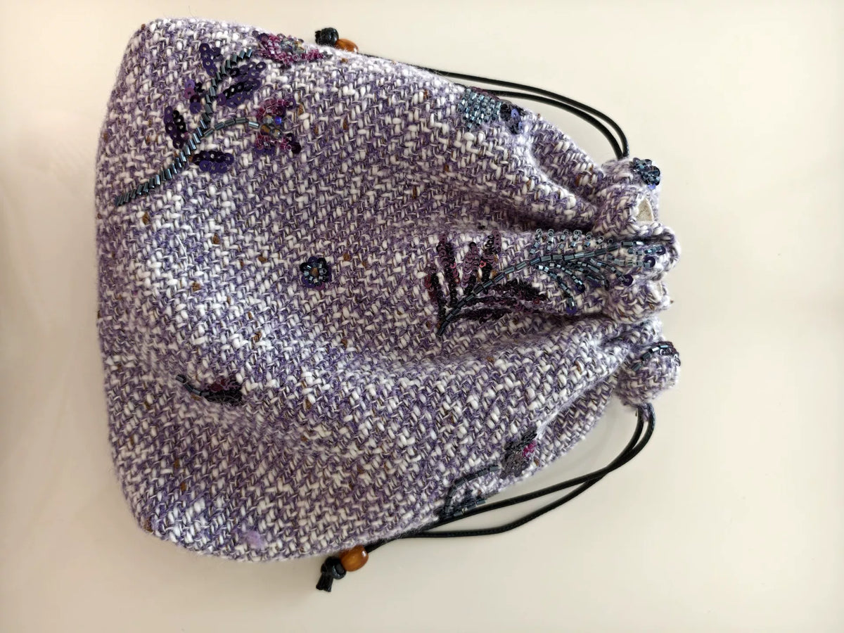 Borsa a sacchetto con coulisse in lana lavanda con perline