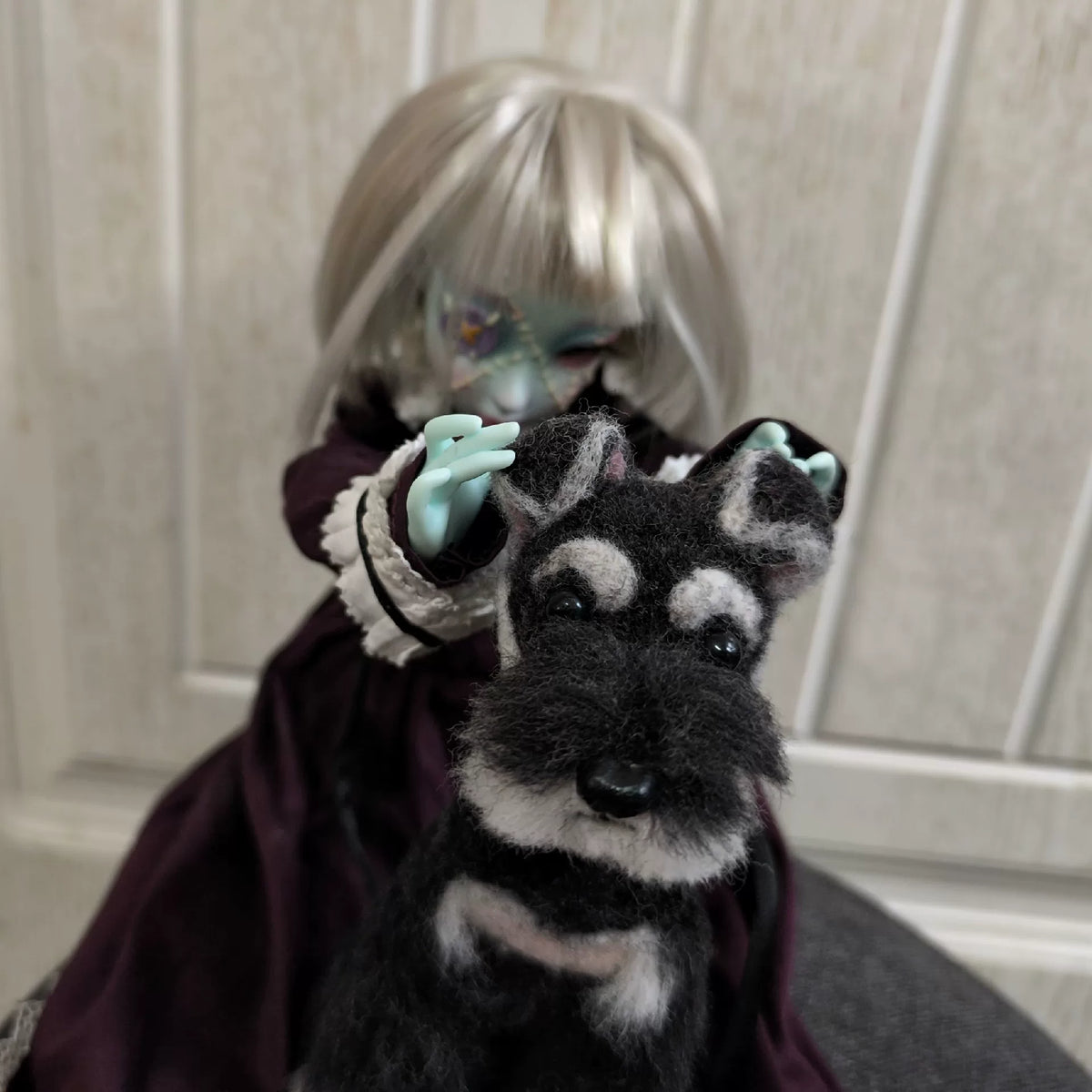 Handgefertigte schwarze Schnauzer-Puppenfigur aus Wollfilz