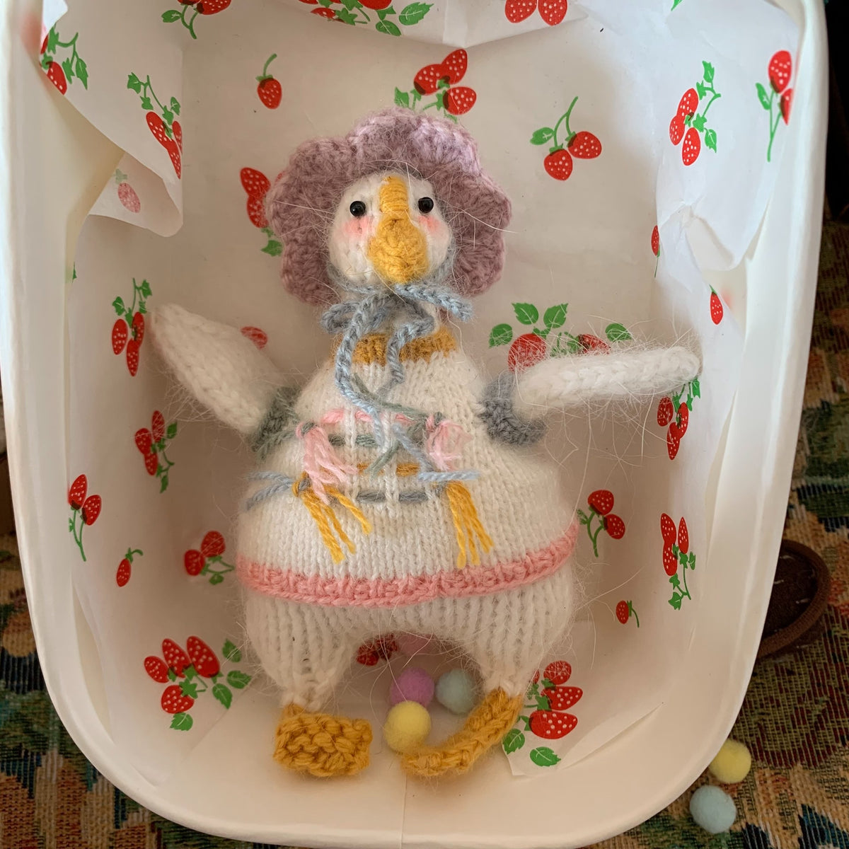 Handgestrickte Vogelfigurin aus Garn