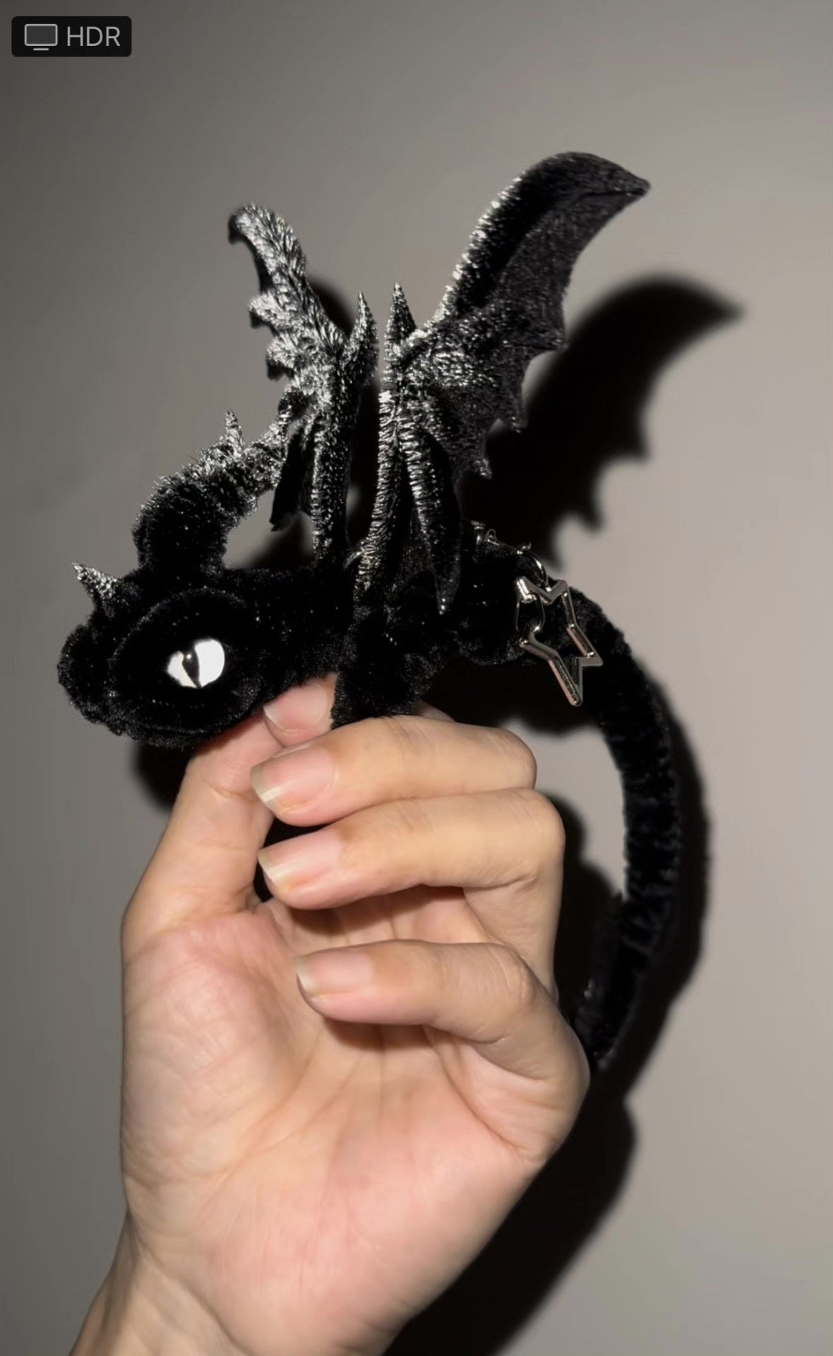 Handgefertigte Babydrachen-Figur aus Chenille-Stäben
