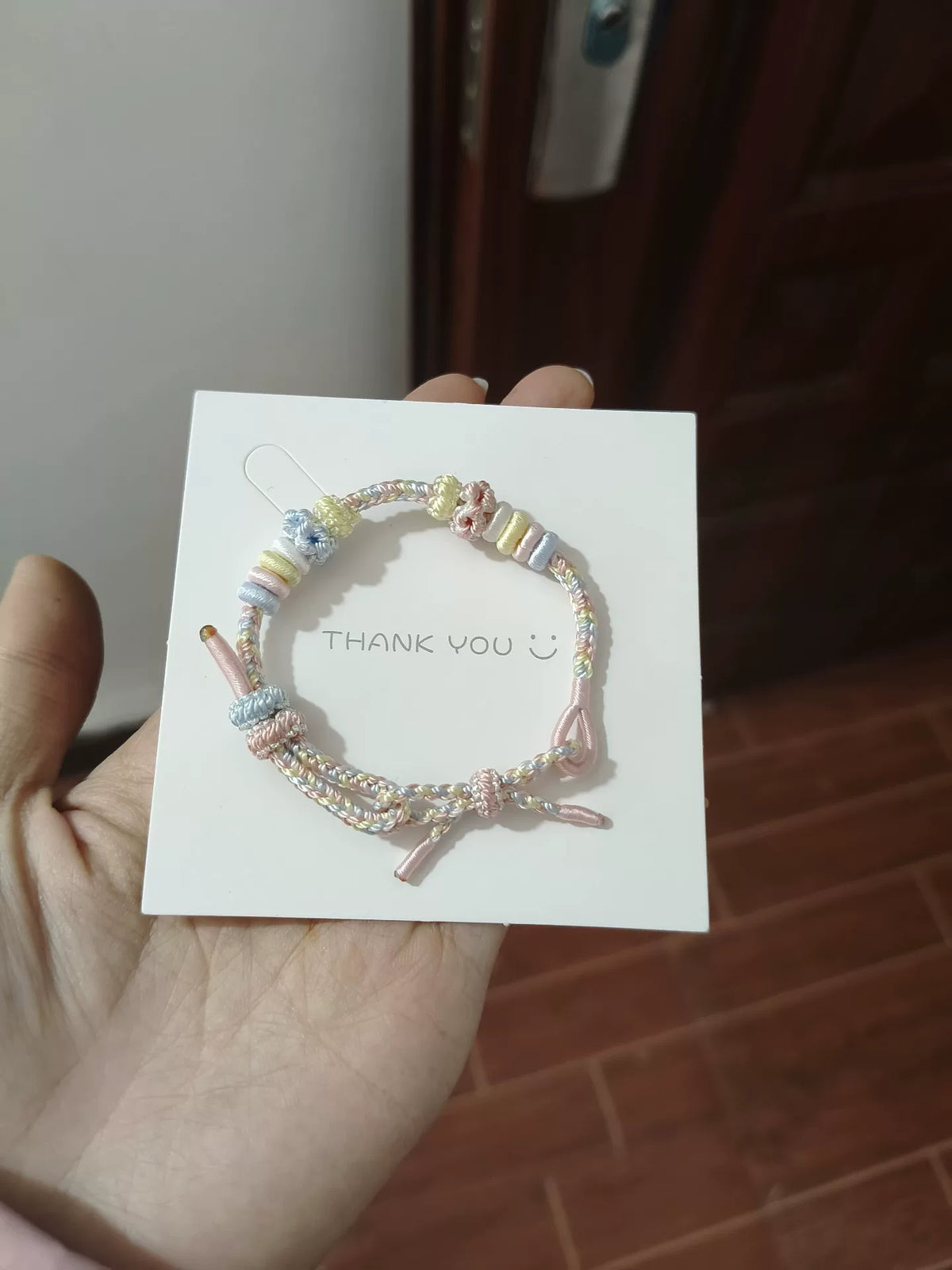 Braccialetto intrecciato arcobaleno con nodi a fiore