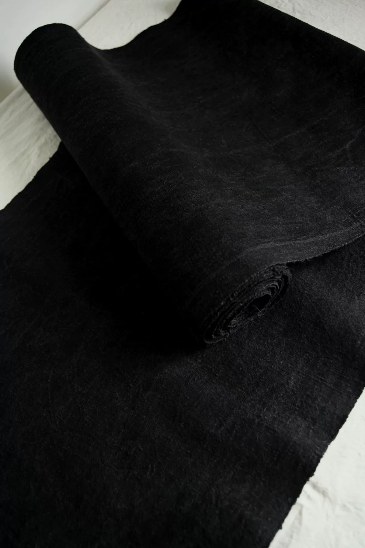 Tecido de Algodão Preto Tingido Botanicamente à Mão