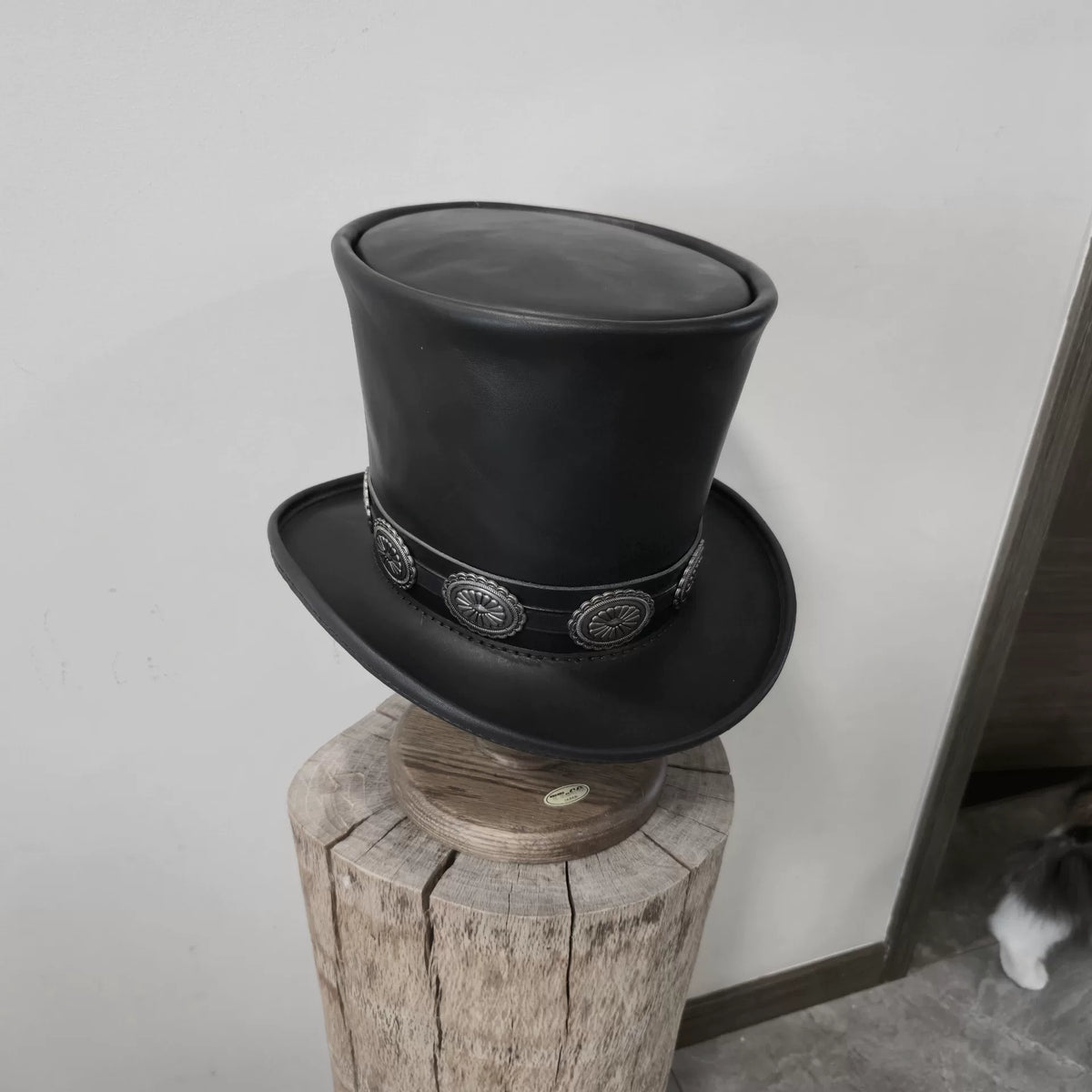 Schwarzer Lederzylinder mit silbernen Conchos