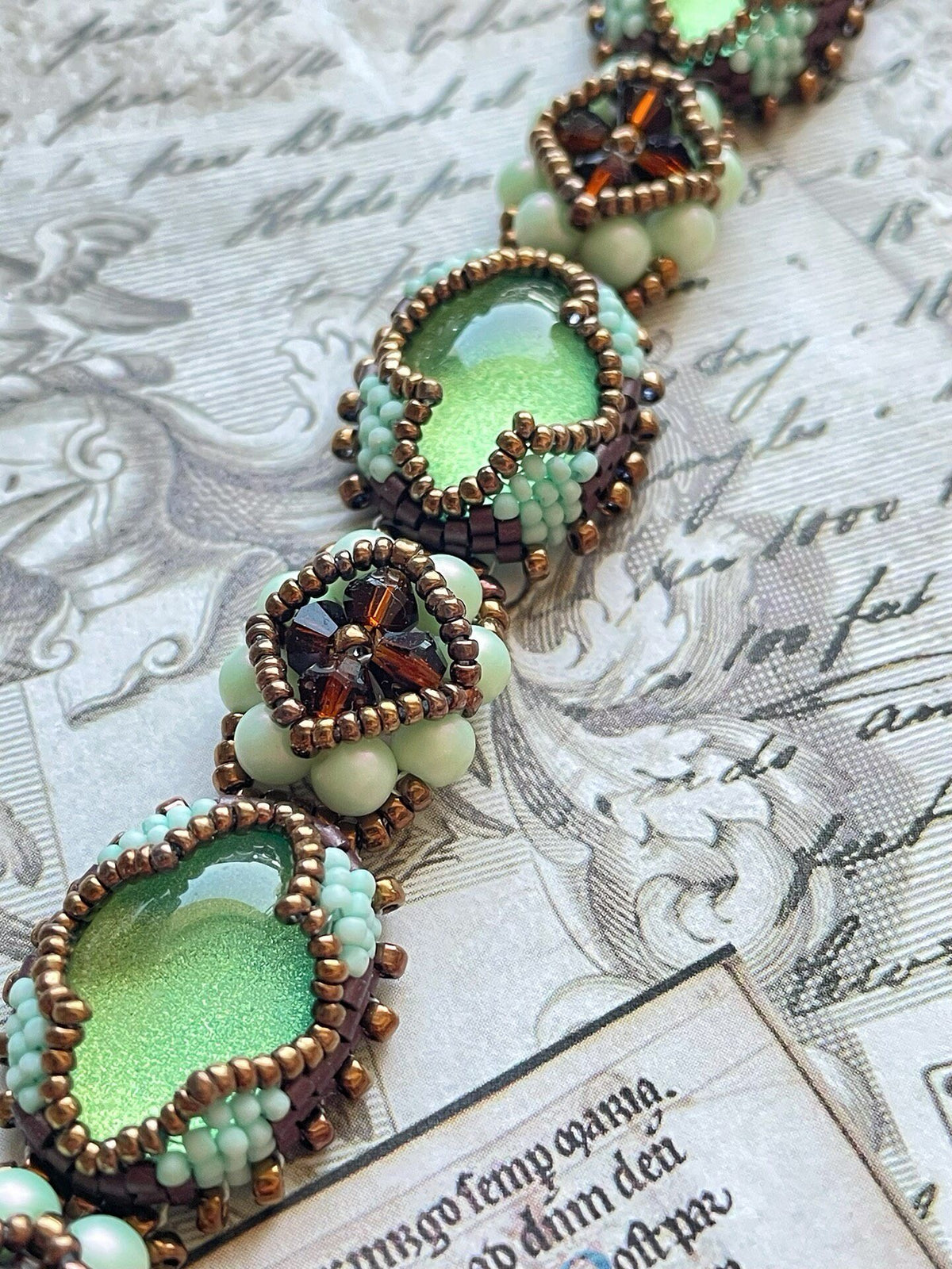 Bracelet Victoria Phantom en perles avec motifs cœur marron et menthe
