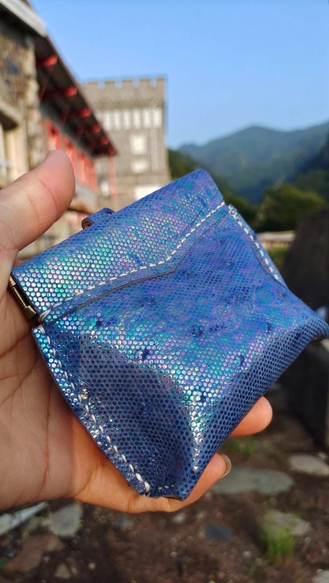 Pochethette pour noix en cuir d'autruche bleu iridescent