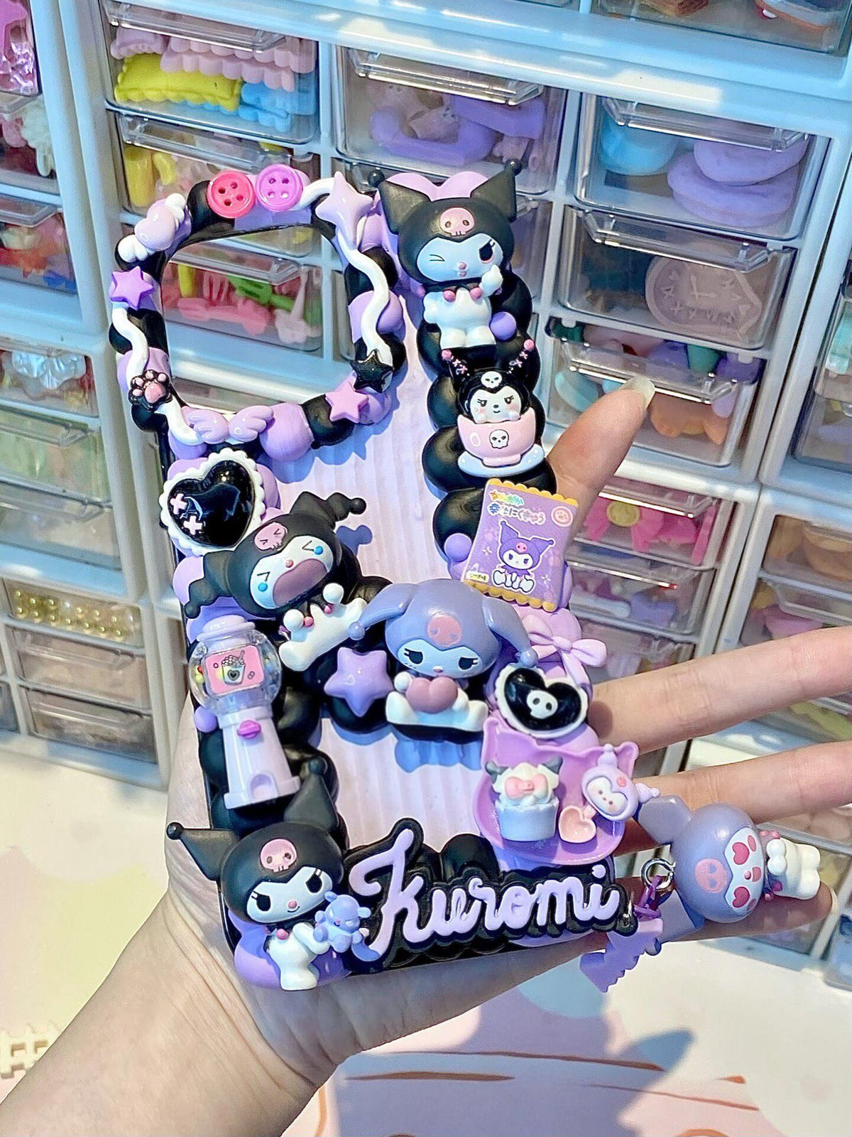 Capa de Telemóvel Kuromi com Cola Creme e Charms