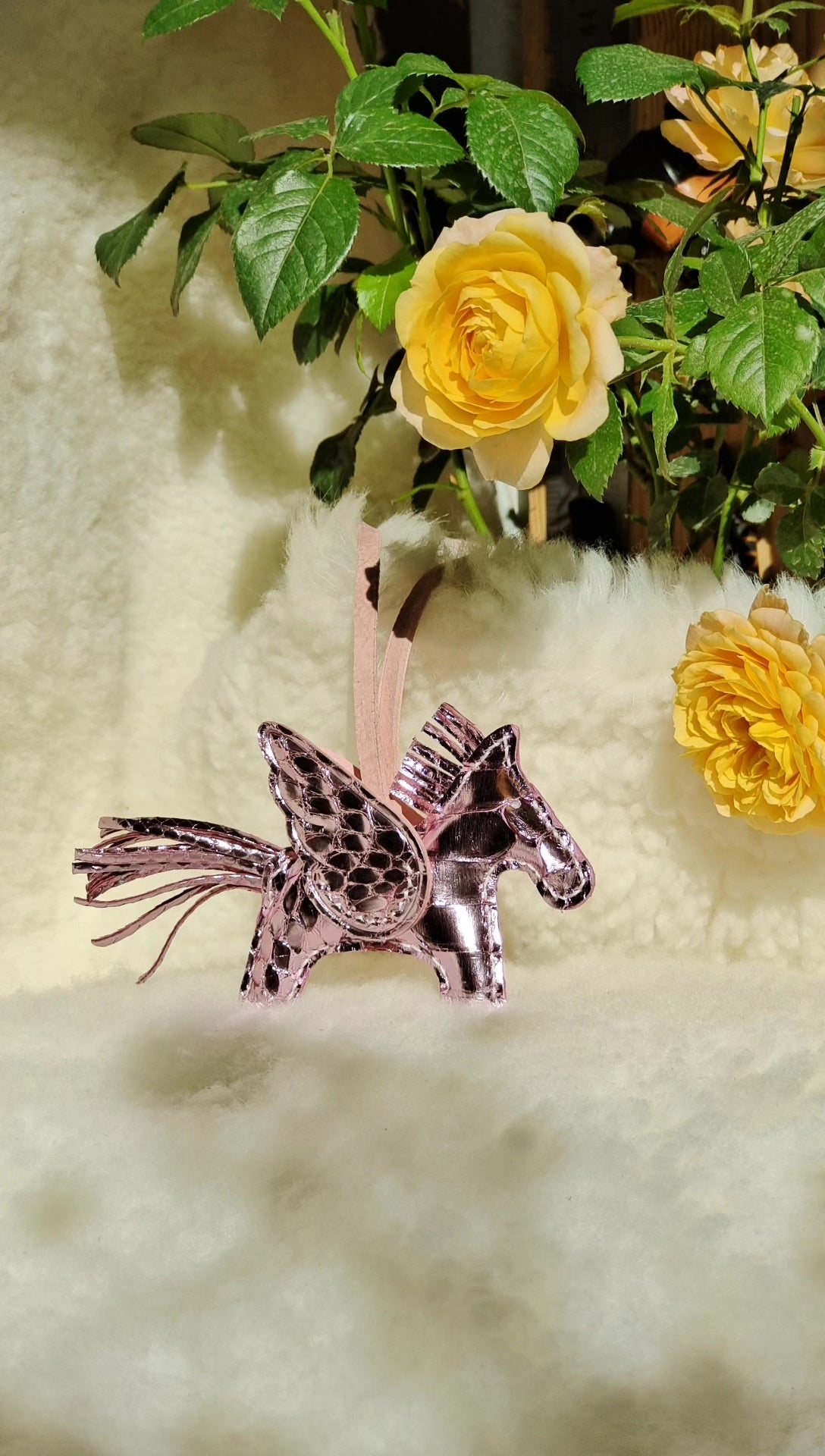Väskprydnad med Pegasus i rosa drakkmönstrat läder