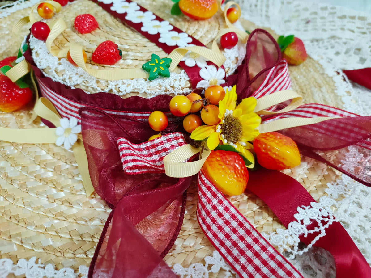 Handgefertigter flacher Stroh-Boater mit Erdbeeren