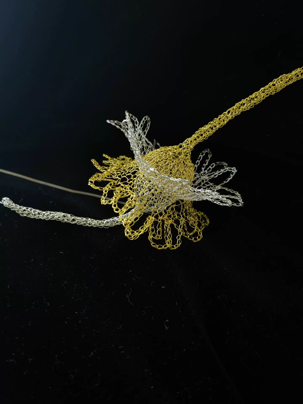 Flor de Metal Crochetada à Mão em Prata e Ouro