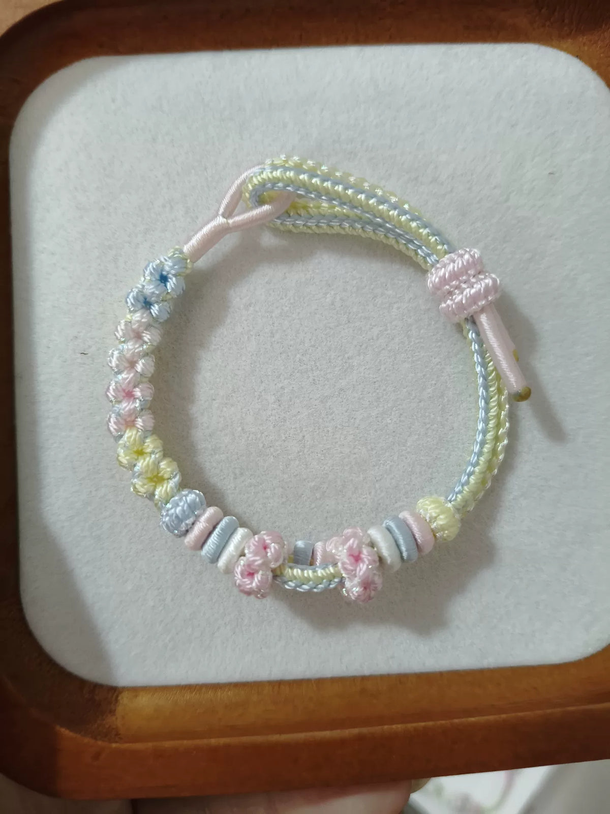 Pulsera de cordón trenzado a mano con flores en degradado pastel