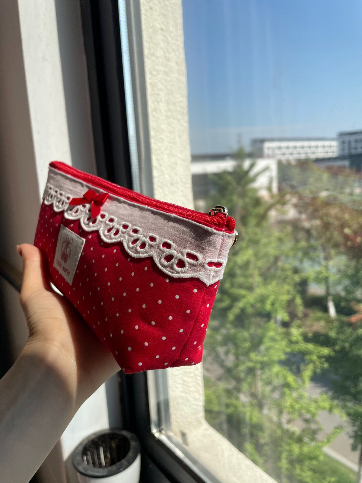 Rotes Tupfen-Spitzen-Federmäppchen