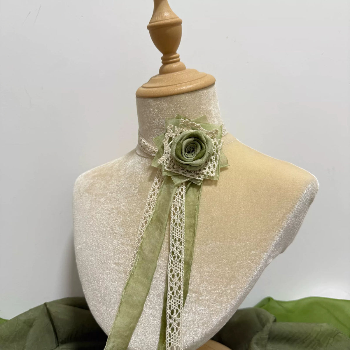 Choker con rosa in tessuto verde salvia artigianale