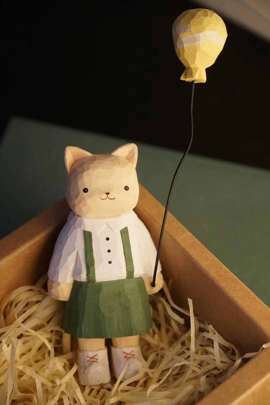 Figurine de chat en bois de tilleul sculptée à la main
