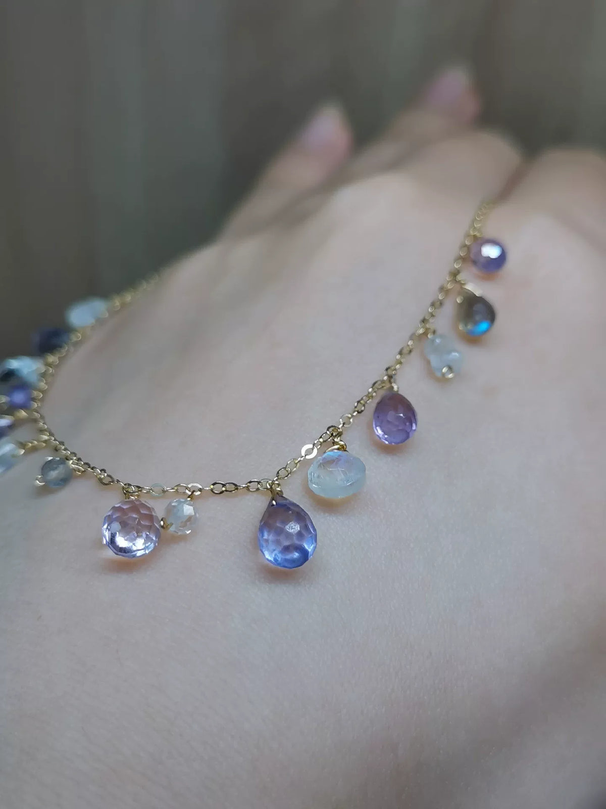 Justerbart armband i guldfyllt med ädelstenar