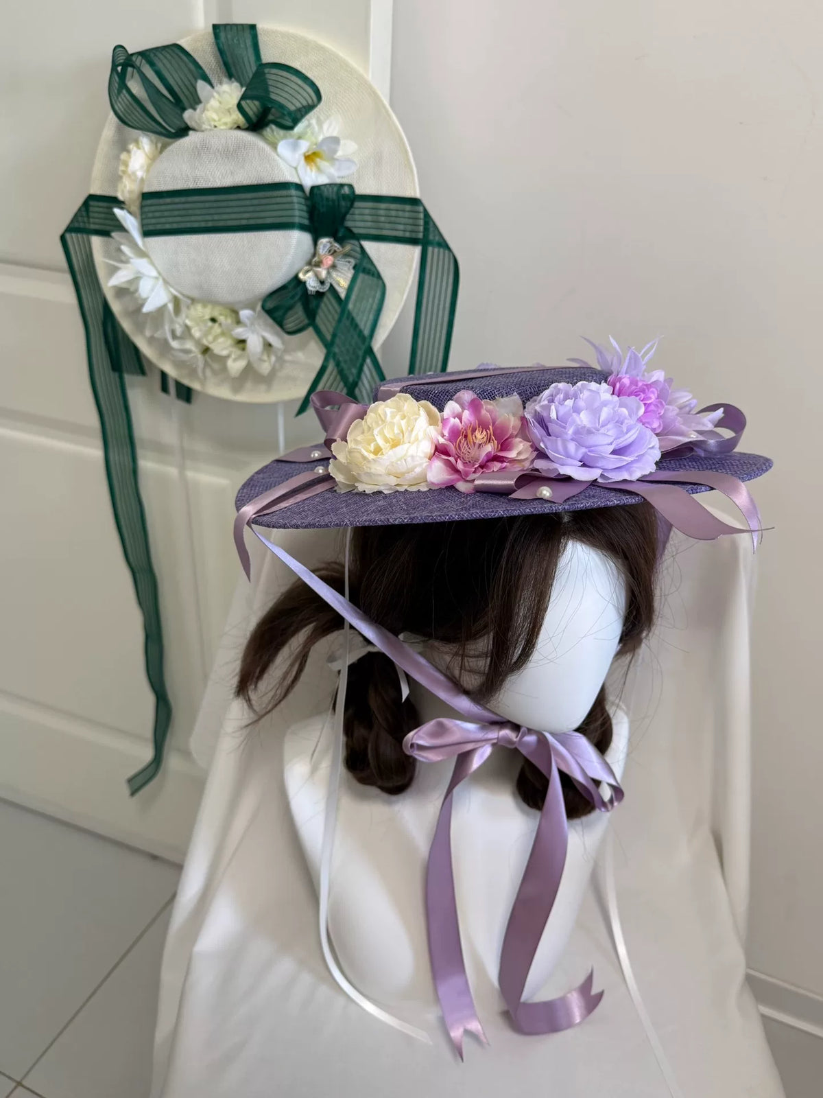 Handgakte violetpaarse platte strohoed met bloemen