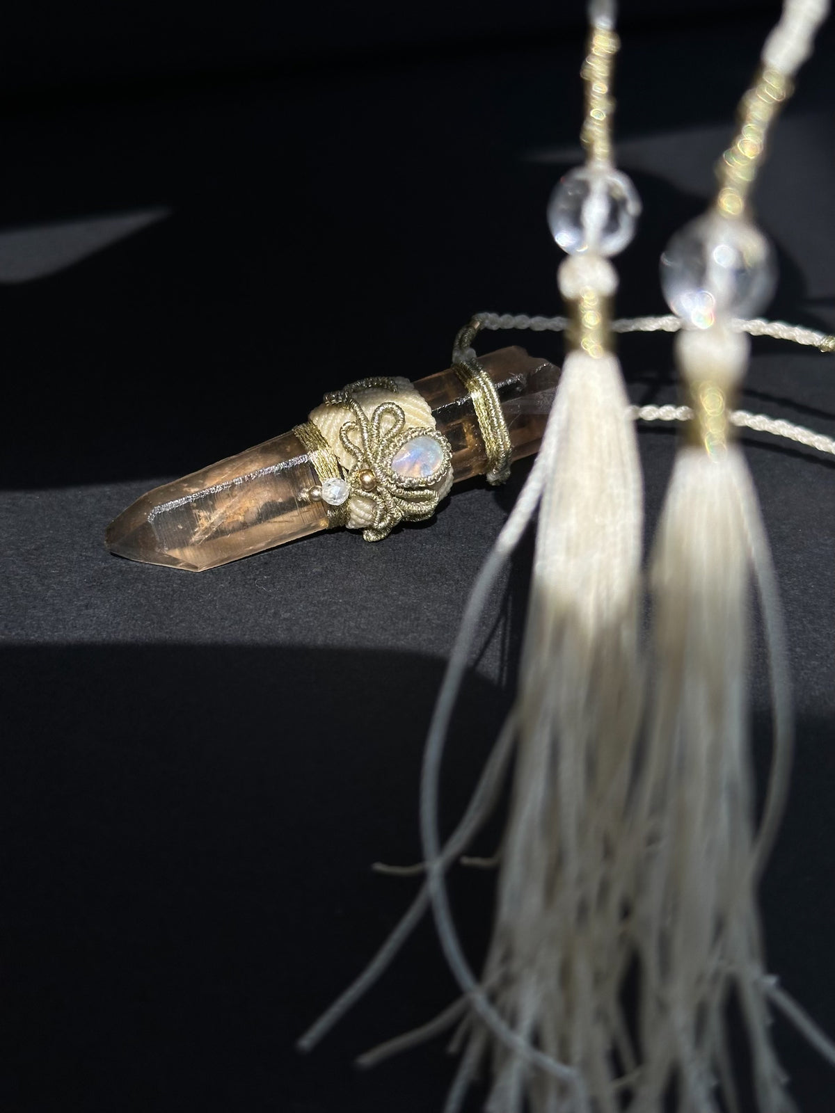 Collar de macramé con punta de cristal de cuarzo ahumado