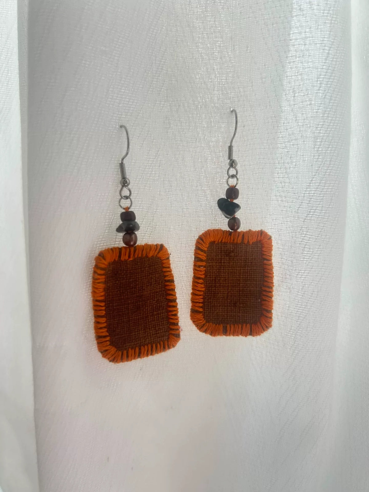 ハンドメイド ブラウン生地のダングルイヤリング