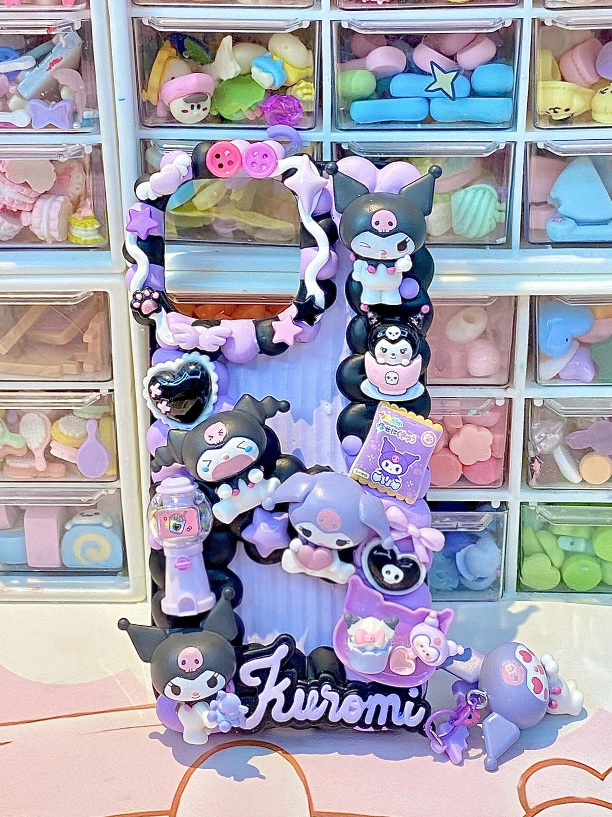 Capa de Telemóvel Kuromi com Cola Creme e Charms