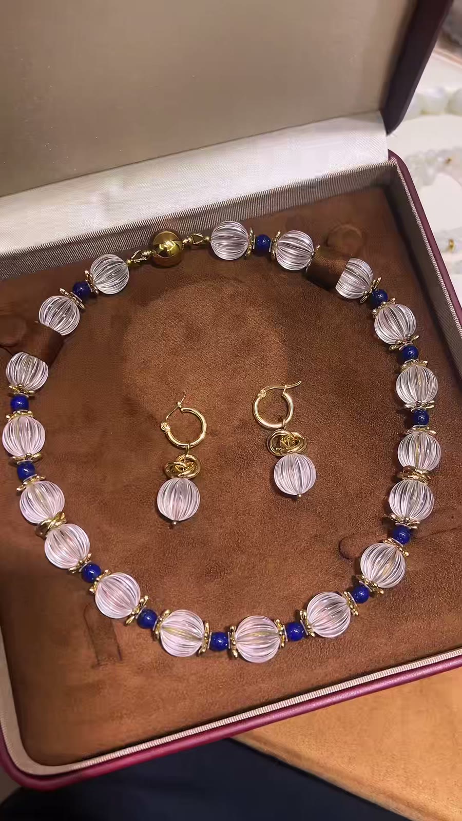 Collar de Quartzo Branco e Lapis-Lazúli Esculpido