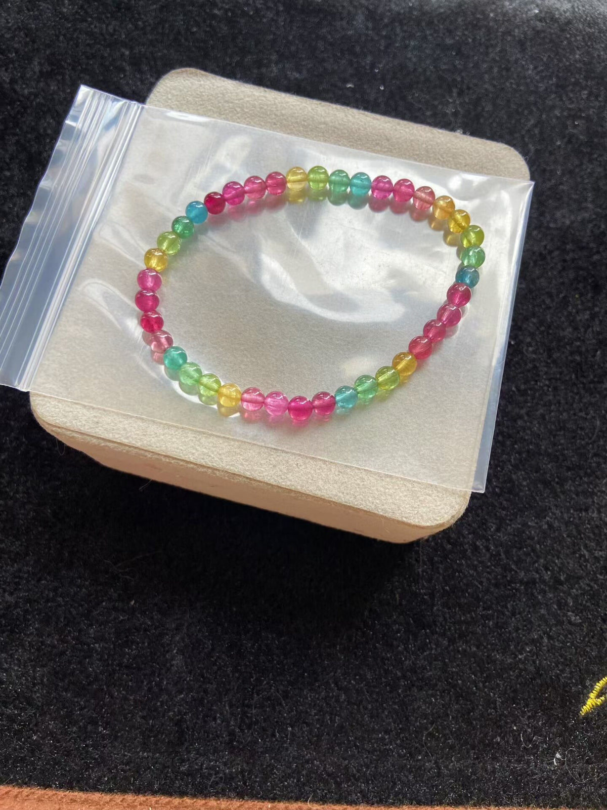 Pulseira de Contas de Turmalina Arco-Íris Fluorescente