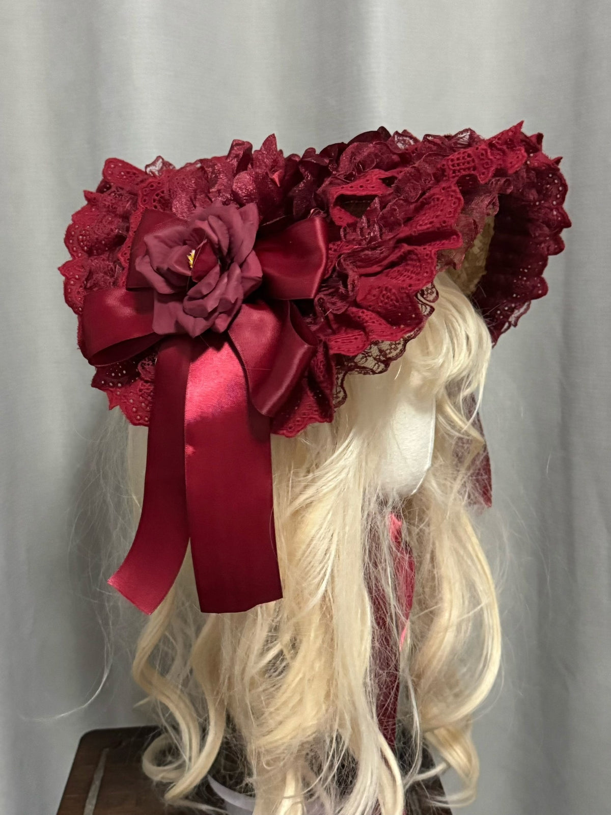 Rode Kant en Stro Lolita-bonnet
