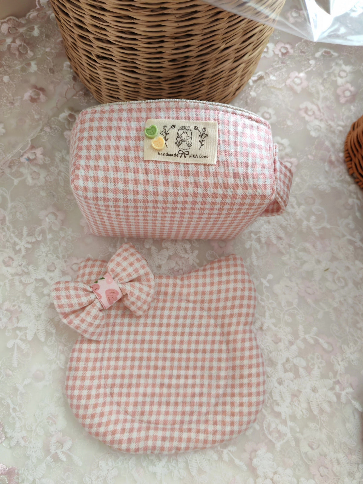 Conjunto de cesta y posavasos de algodón a cuadros rosa