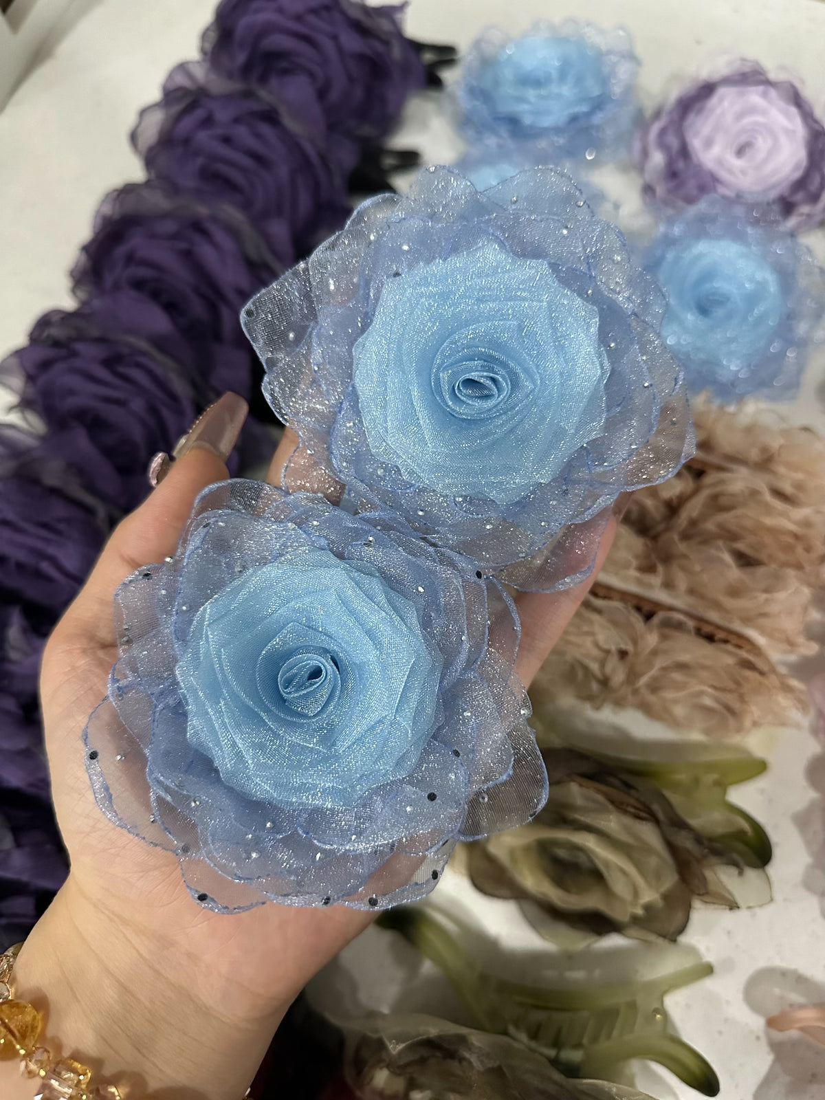 Handgefertigtes Haaraccessoire Stoffrose Himmelblau