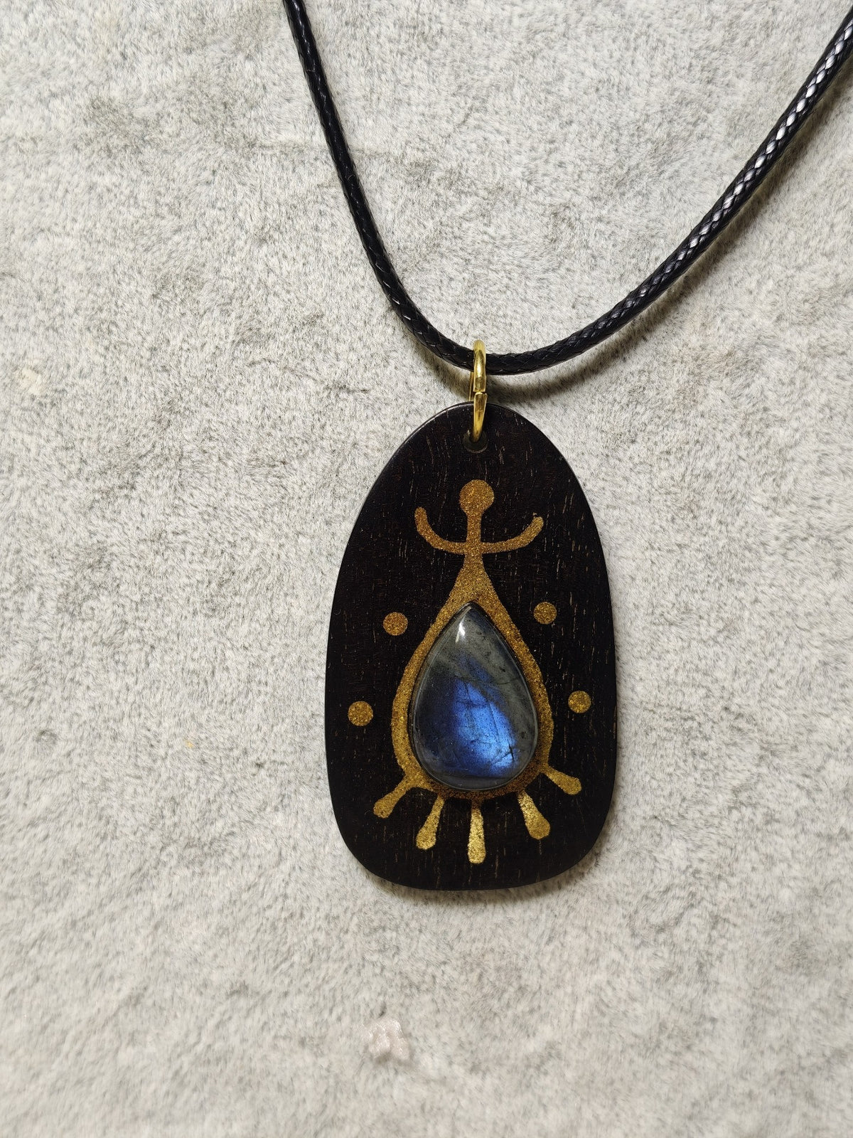 Pingente Totem de Arte Rupestre em Ébano e Labradorite