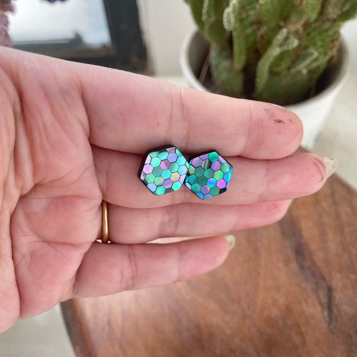 Hexagonale Ohrstecker mit Lack und Perlmutt-Einlage
