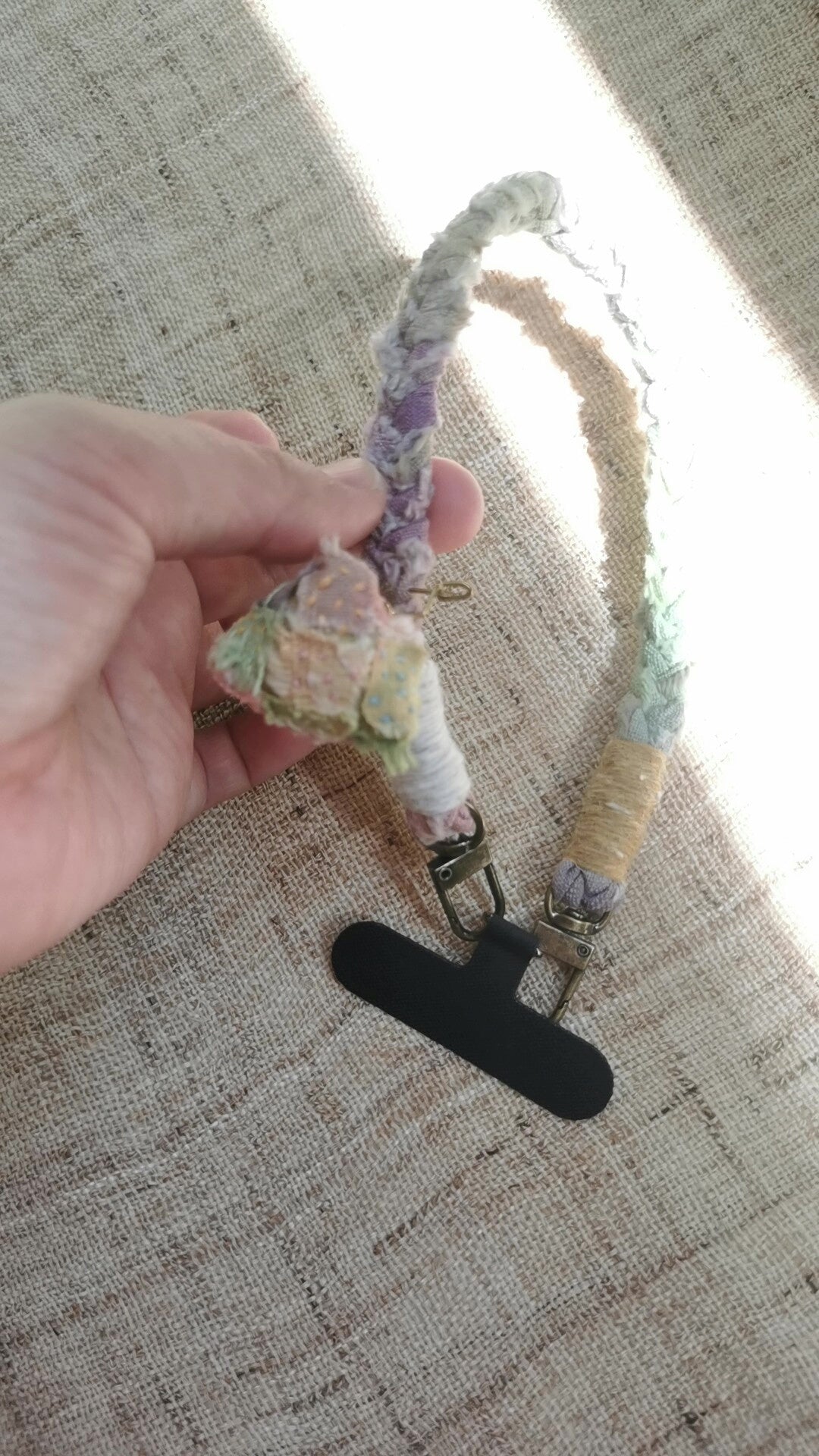 Cordón para móvil de algodón teñido con plantas hecho a mano