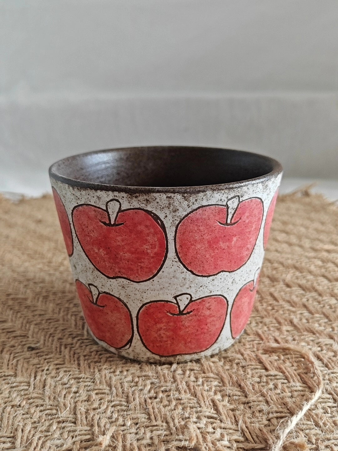 手作り黒陶器 コーヒーカップ リンゴ柄