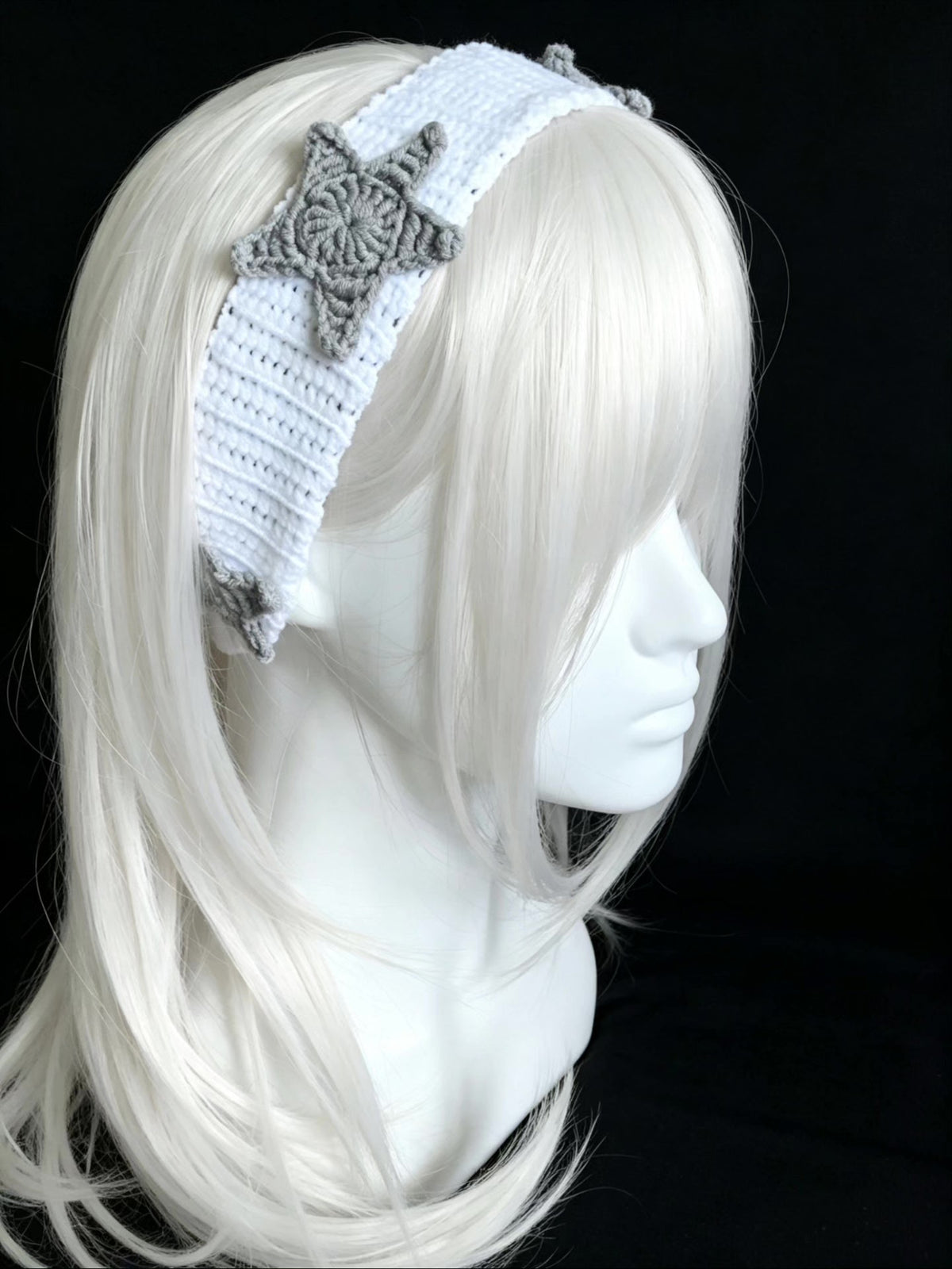 Diadema de punto afgano con estrellas grises