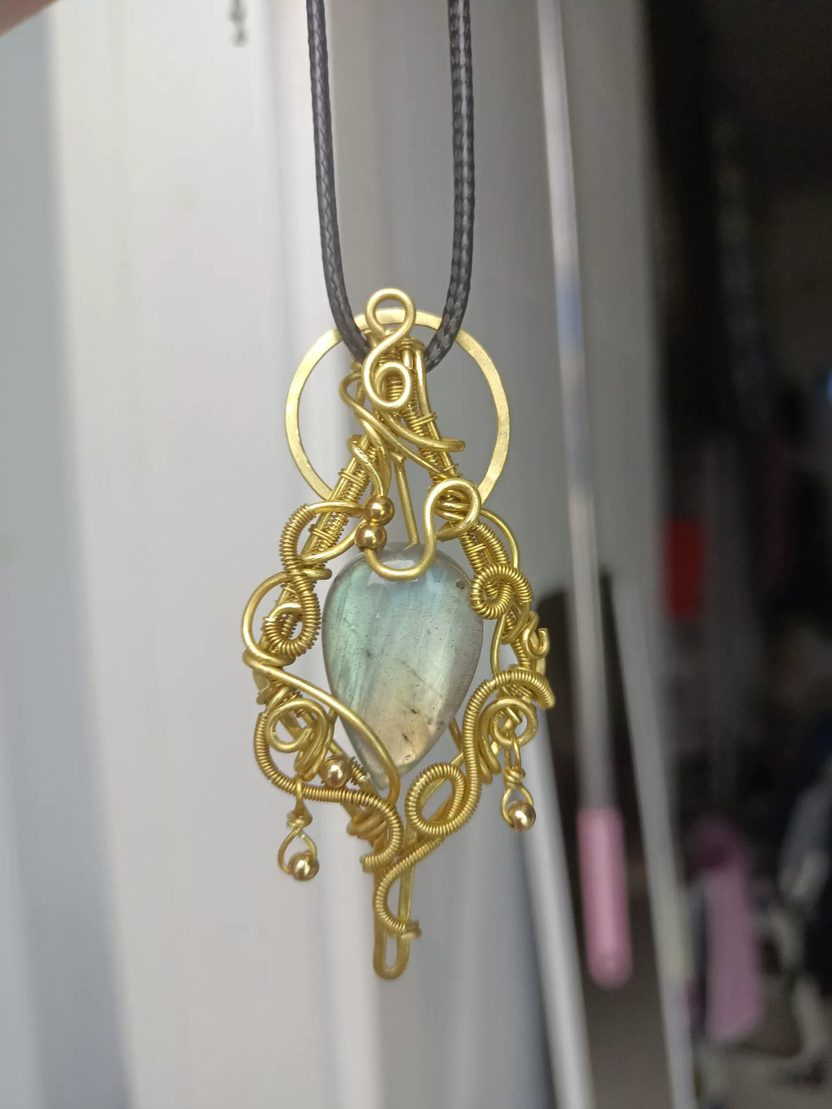 Halsband med labradorit och hänge i mässingstråd