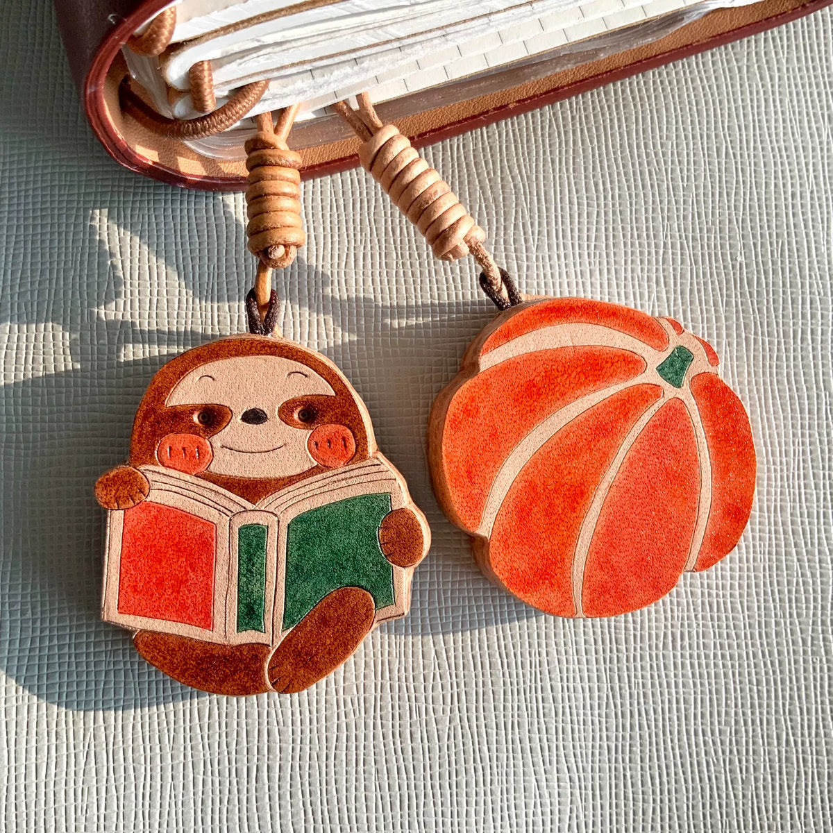 Chaveiro com Pingente de Couro de Preguiça Pintado à Mão