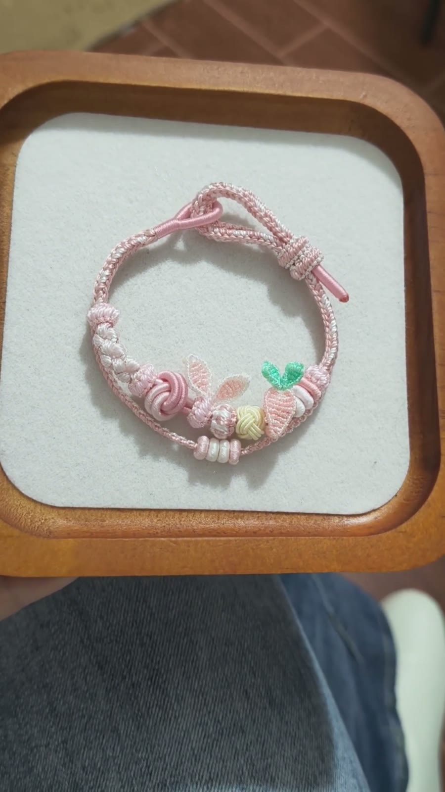 Pulseira Trançada à Mão Rosa e Branco com Borboleta