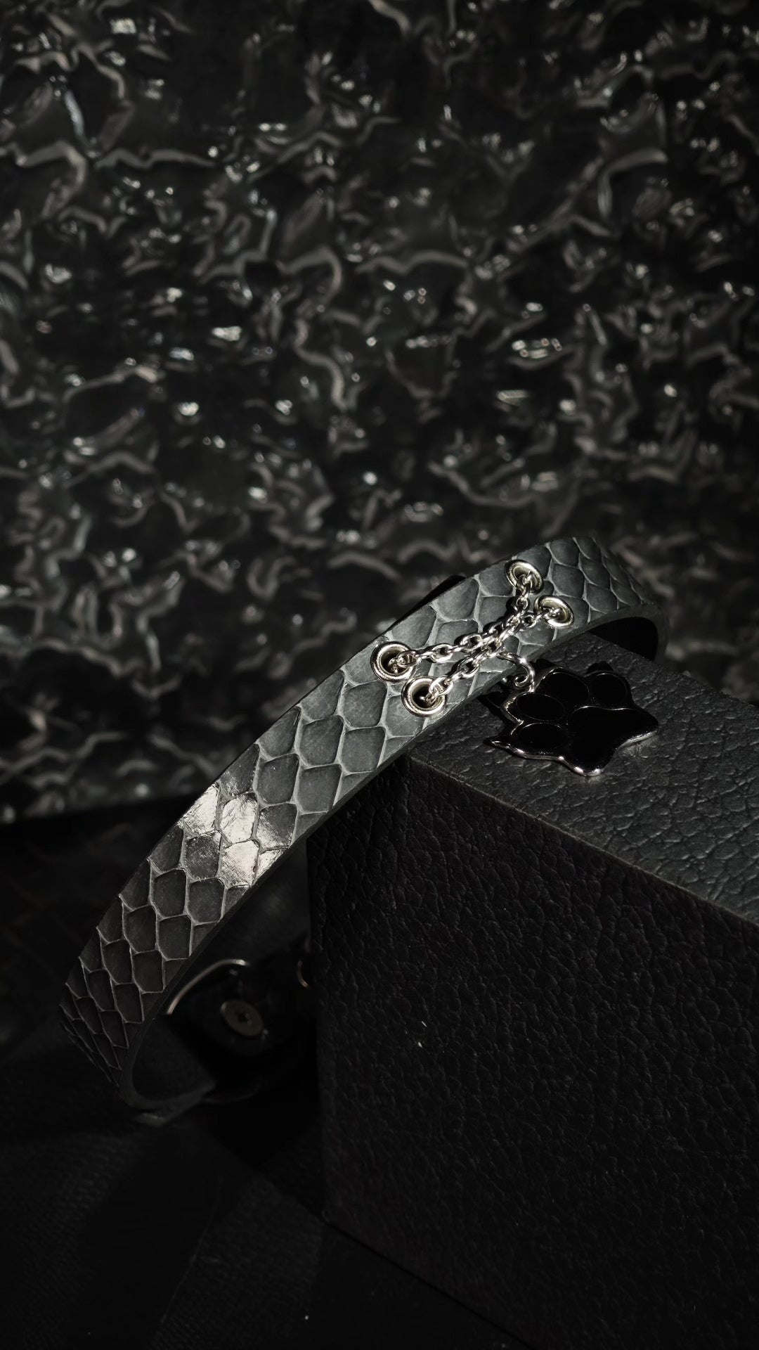 Choker-Halskette aus Echtleder mit Schlangenhaut-Textur