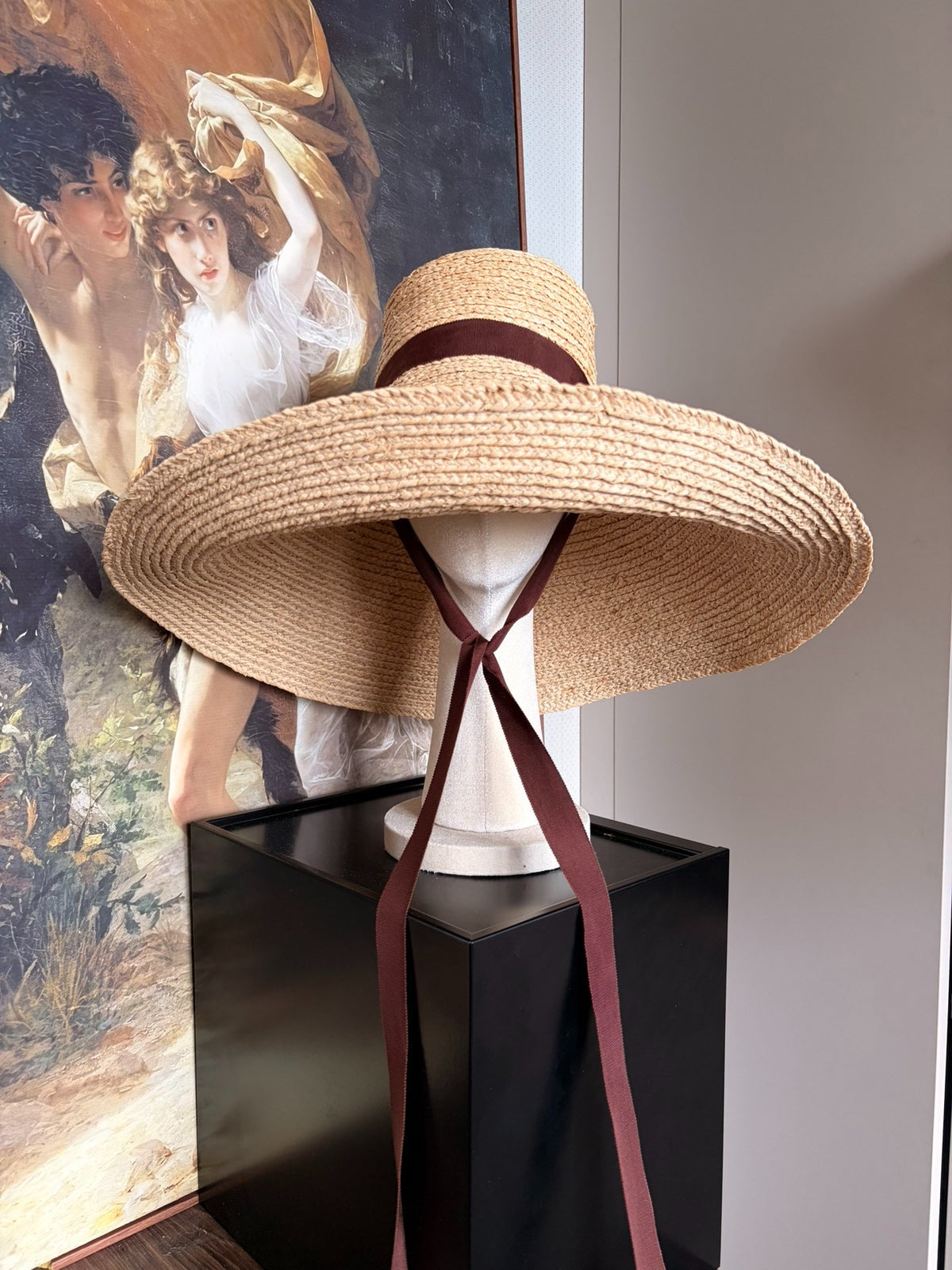 Chapeau de soleil oversize en paille de raphia avec ruban brun